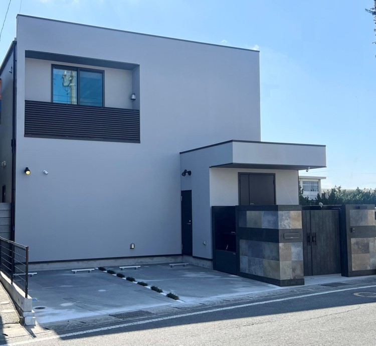 RE:VER北条｜千葉県・館山・南房総｜洗練されたグレーの外観にアクセントタイル