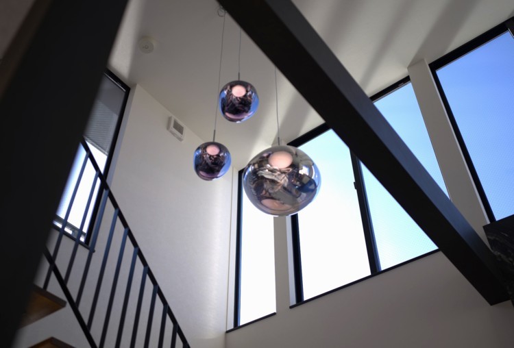 RE:VER北条｜千葉県・館山・南房総｜2階への吹き抜けは空中階段で上ります