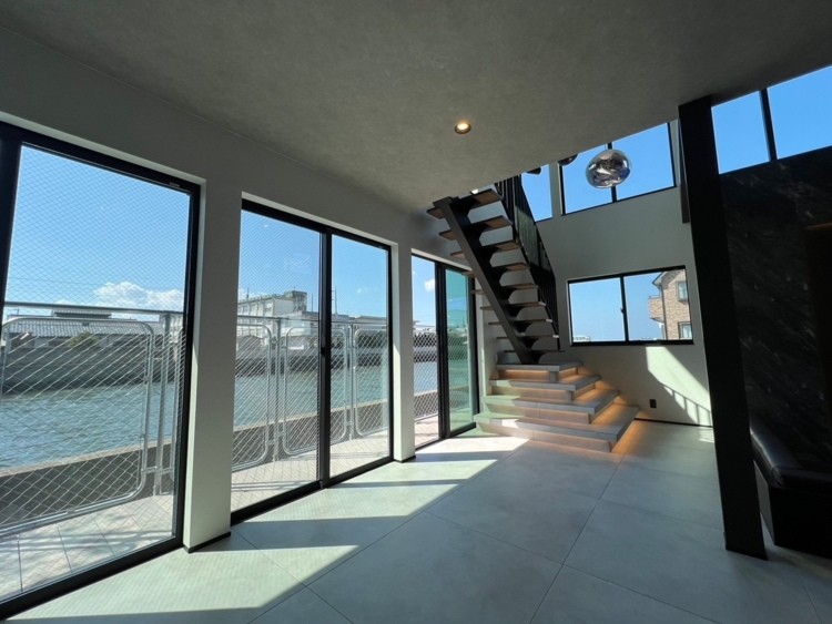 RE:VER北条｜千葉県・館山・南房総｜まるで水面に建つような1階リバーテラス