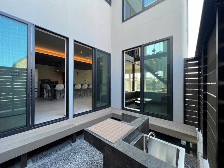 RE:VER北条｜千葉県・館山・南房総｜BBQ縁側エリア、焼き台もオリジナル