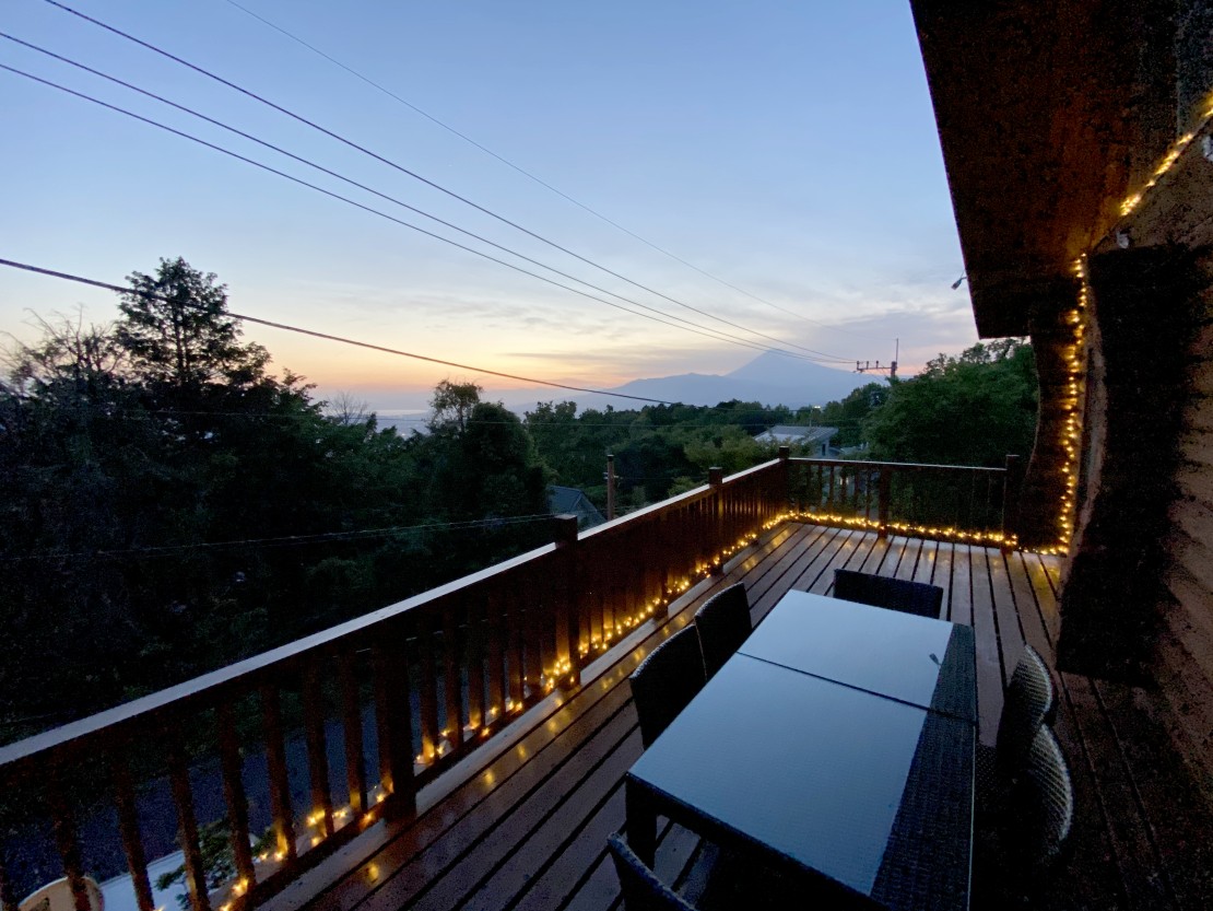 南箱根タントンハウス｜静岡県・中伊豆｜夕暮れ時の富士山とテラス