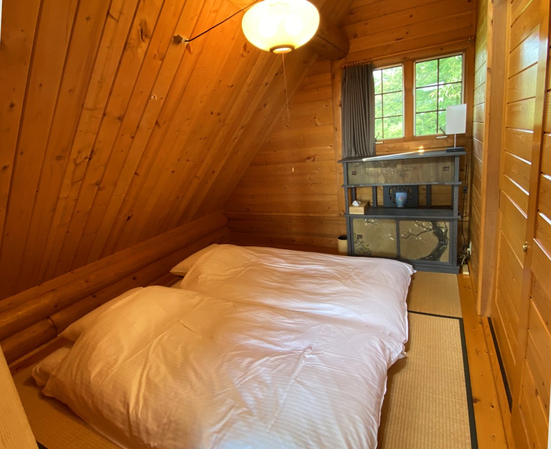 南箱根タントンハウス｜静岡県・中伊豆｜10.5㎡の寝室。天窓から空が見えます