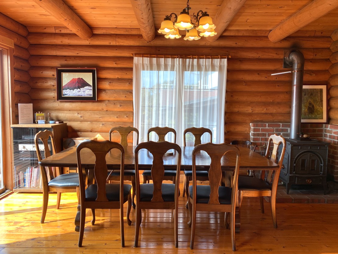 南箱根タントンハウス｜静岡県・中伊豆｜リビングのダイニングスペース