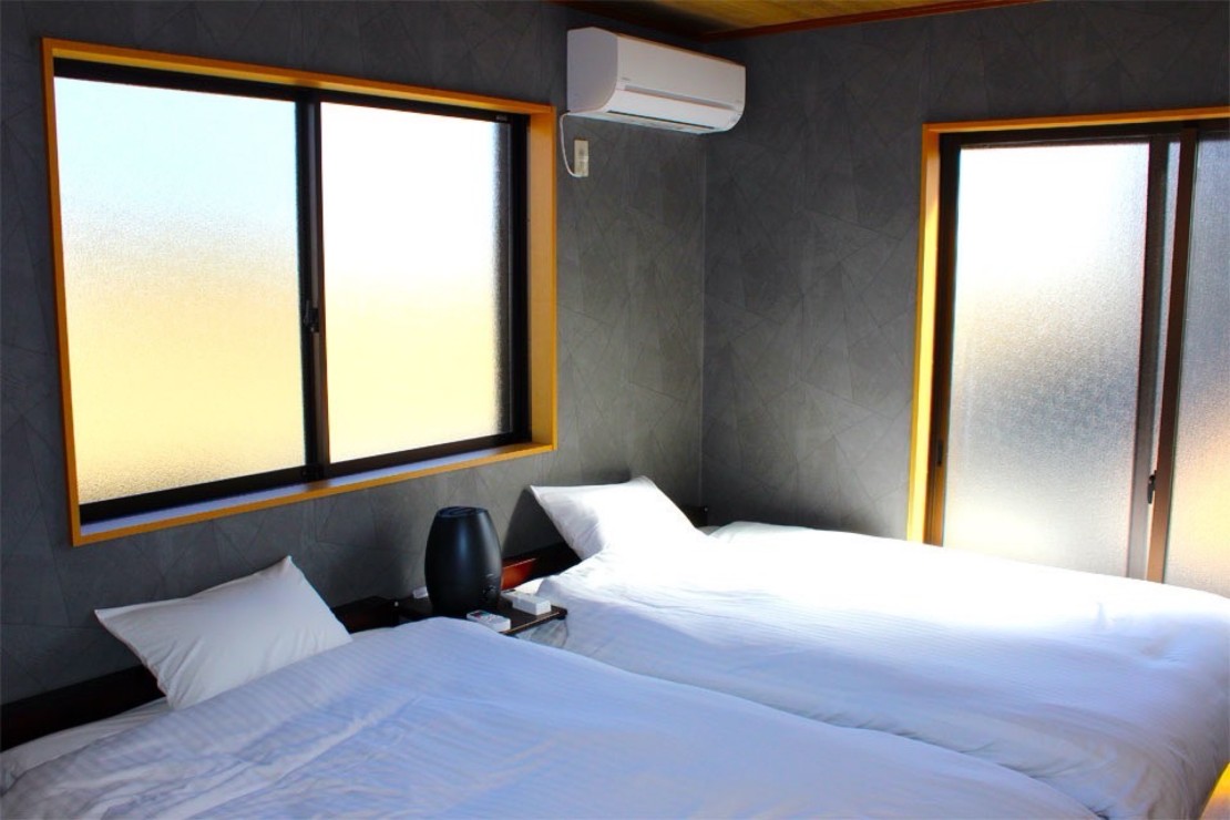 BOTH ISUMI｜千葉県・勝浦・鴨川｜B棟 ベッドルーム セミダブルベッド 2台