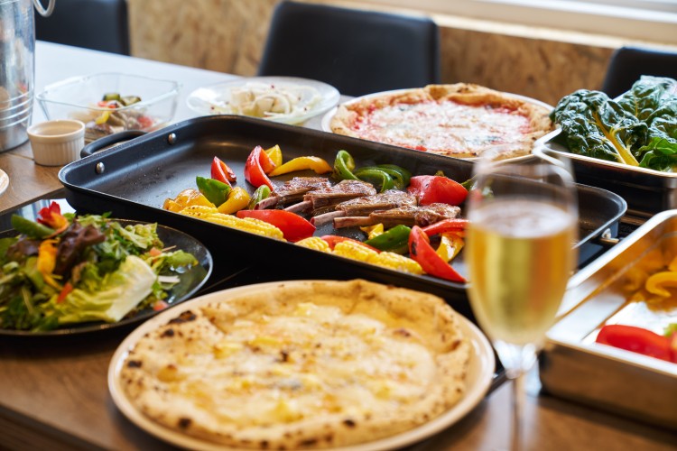 千葉県 勝浦・鴨川のコテージ｜Bungalow Oneの写真：雨天でも無敵な、室内BBQ