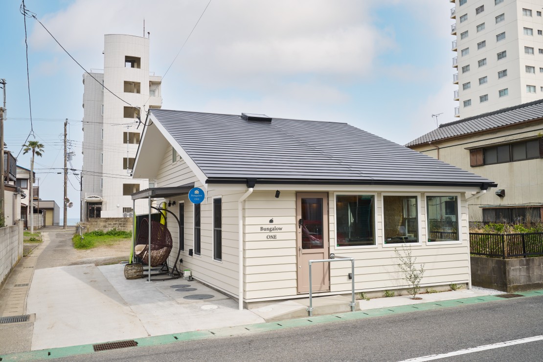 Bungalow One｜千葉県・勝浦・鴨川｜Bungalow One、ホワイトを基調とした外観。海まで80ｍ