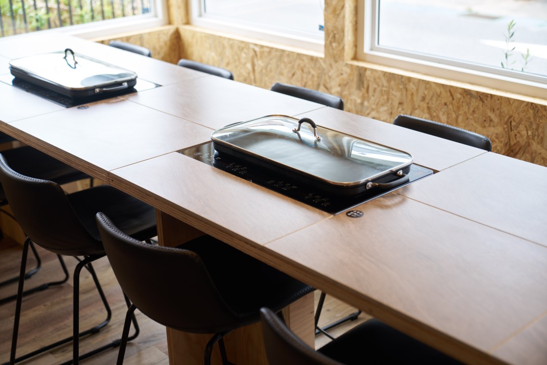 Bungalow One｜千葉県・勝浦・鴨川｜室内BBQも可能な埋込み式の鉄板は、オリジナルのダイニング