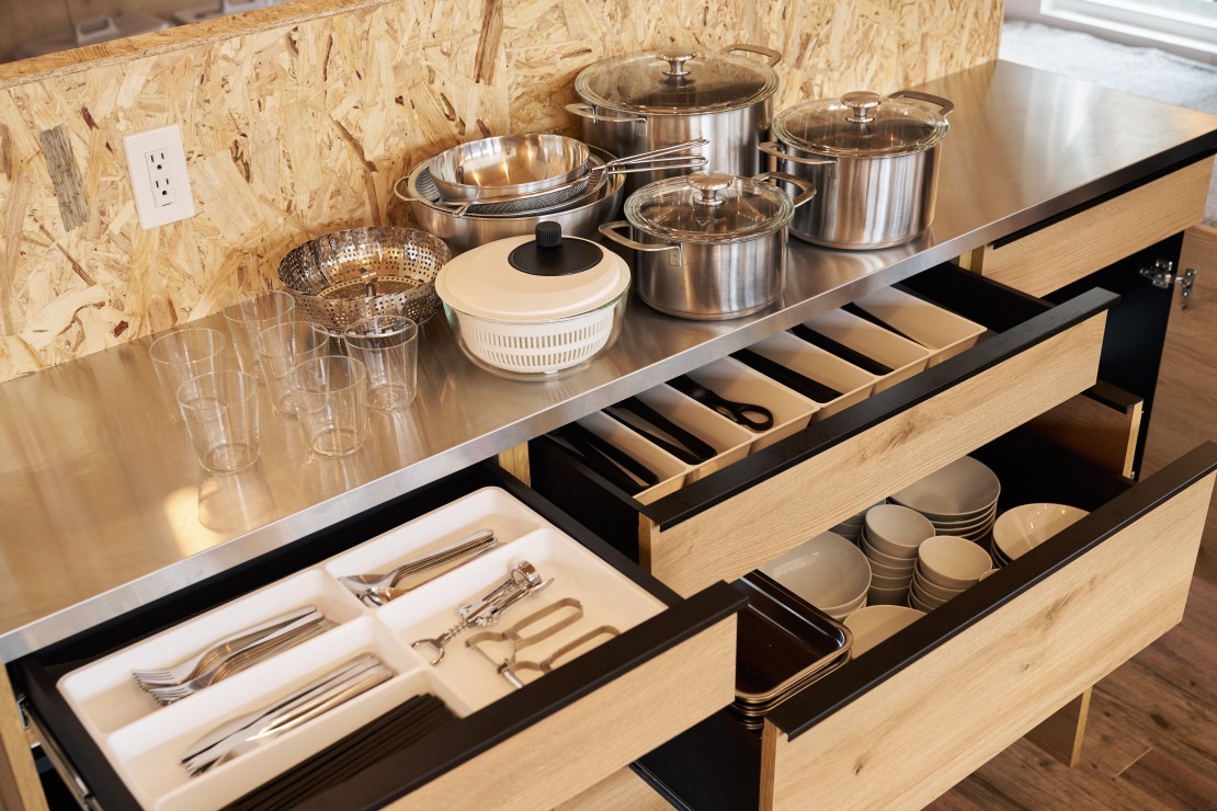 Bungalow One｜千葉県・勝浦・鴨川｜充実のキッチン、カトラリー