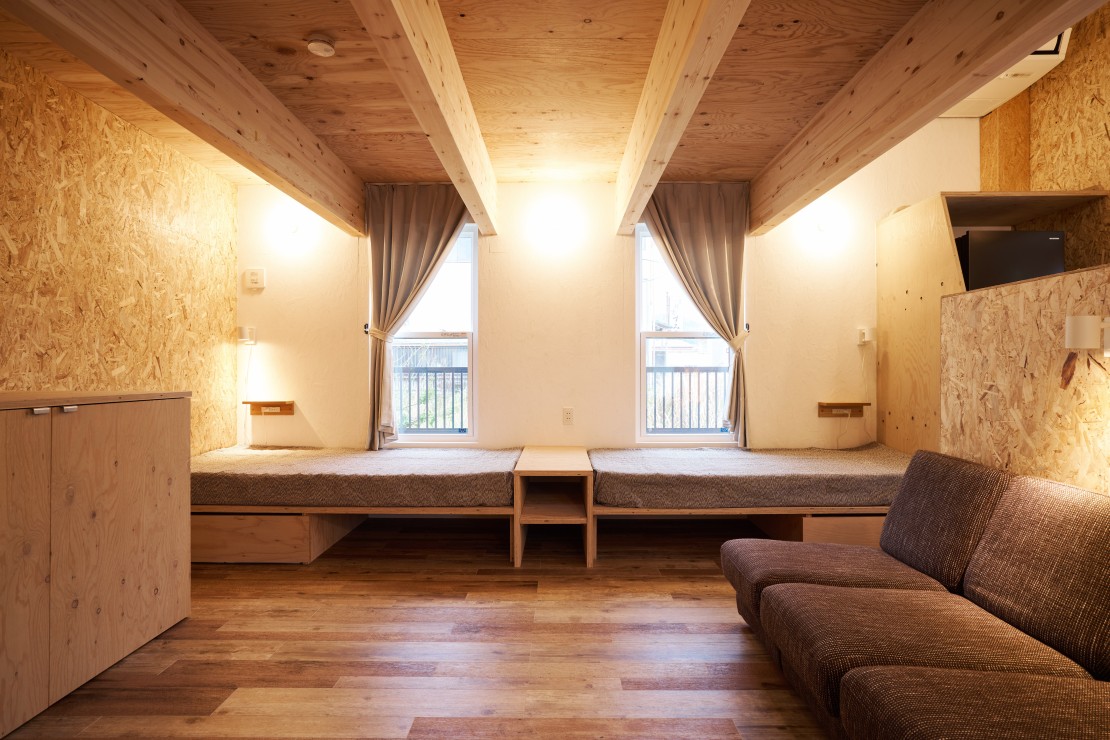 Bungalow One｜千葉県・勝浦・鴨川｜1階/リビングソファはシングルベッドとして使用