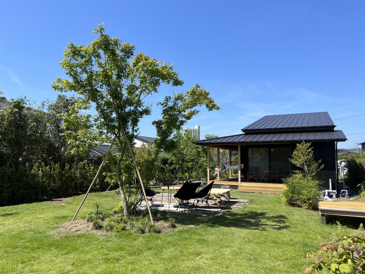 千葉県 勝浦・鴨川のグランピング｜鴨川プライベートヴィラうら庭の写真：広い芝生の庭