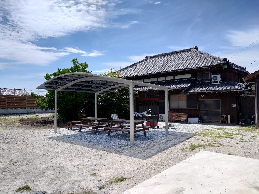 千葉県 館山・南房総のコテージ｜楽匠館の写真：歴史を感じられる外観と屋根付きBBQ場