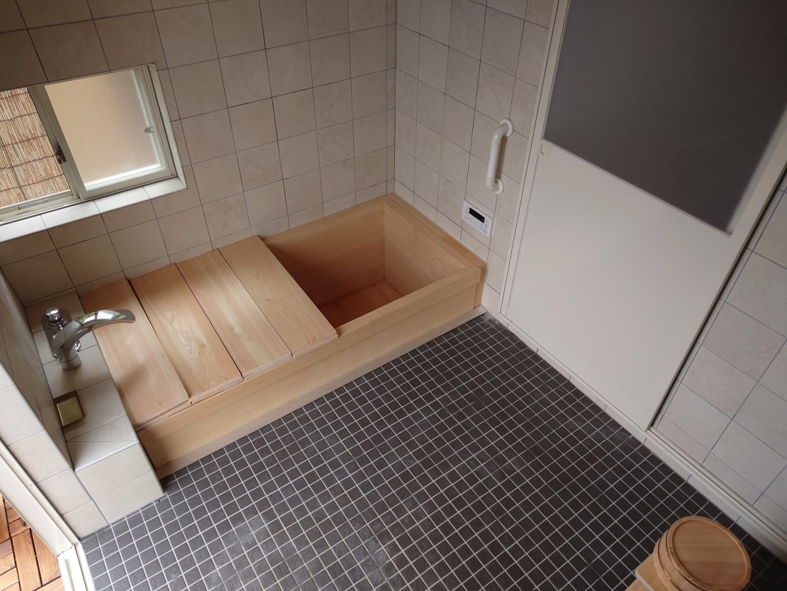 楽匠館｜千葉県・館山・南房総｜３人は入れる特注国産檜のお風呂