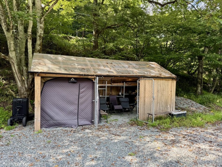 山梨県 大月・都留のコテージ｜SNUG CAMP HOUSEの写真：青空の下テントサウナで整い時間！