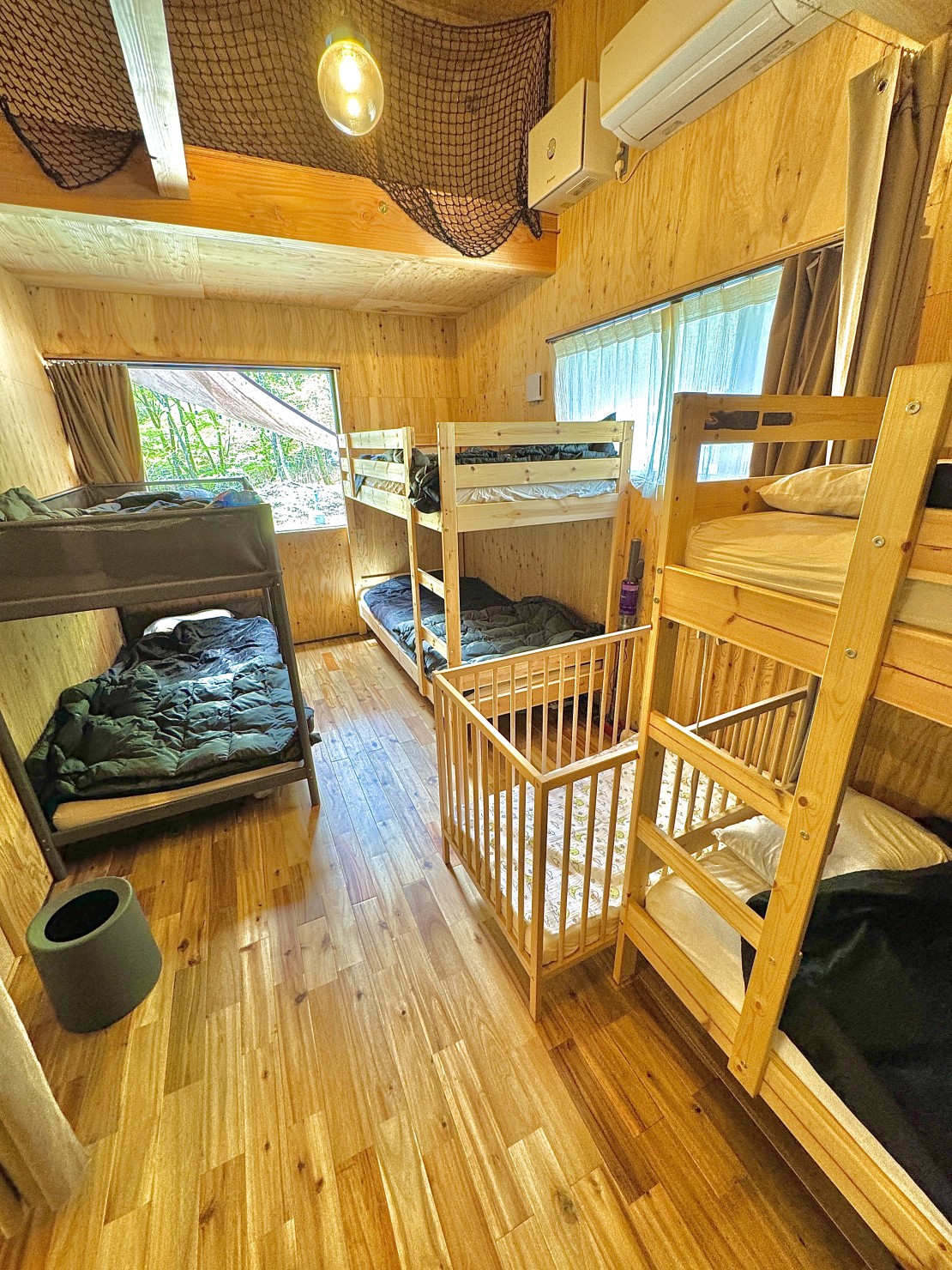 SNUG CAMP HOUSE｜山梨県・大月・都留｜シングルサイズの二段ベッドを三台設置
ベビーベッドもございます