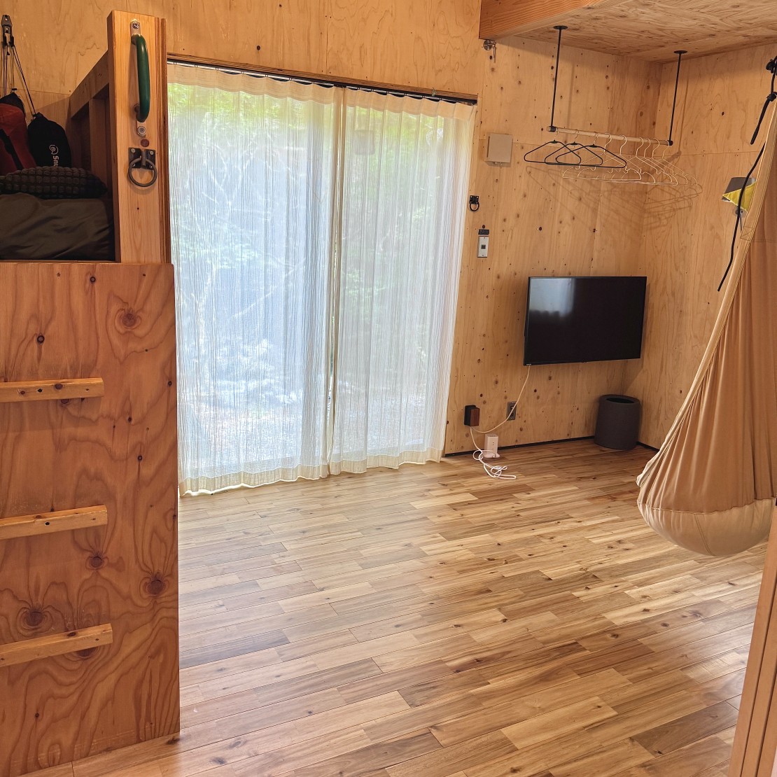 SNUG CAMP HOUSE｜山梨県・大月・都留｜ベッドの他に床敷きタイプのマットレスもあり、大人数でも大丈夫！