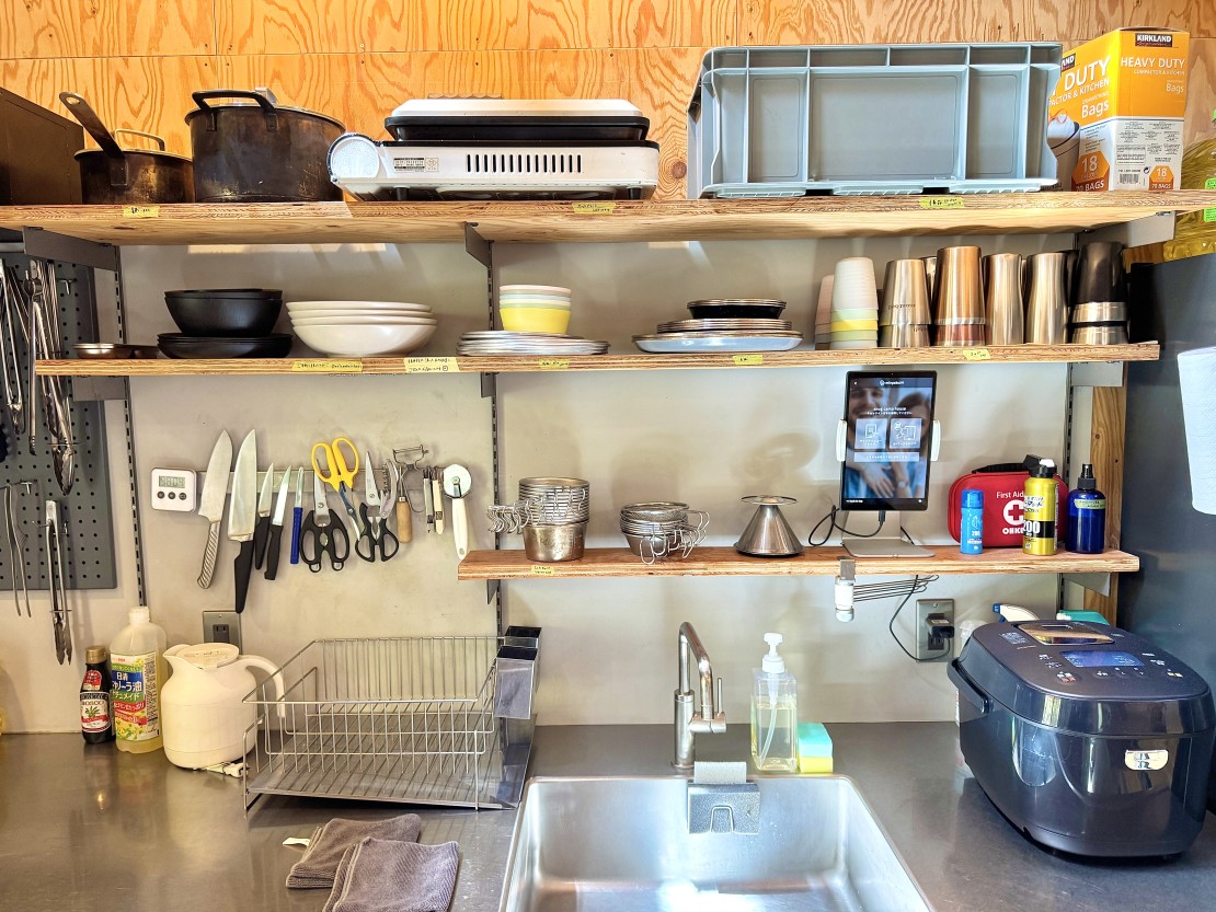 SNUG CAMP HOUSE｜山梨県・大月・都留｜チェックインは土間キッチン棚のタブレットから！