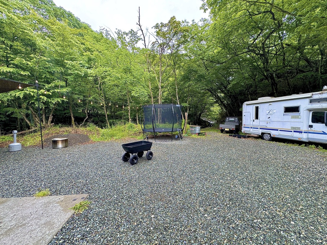 SNUG CAMP HOUSE｜山梨県・大月・都留｜広い敷地でテントを張って本格キャンプ体験も可能！
大型トランポリンも導入いたしました！