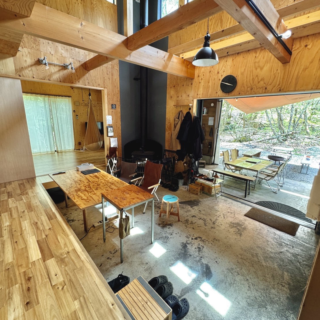 SNUG CAMP HOUSE｜山梨県・大月・都留｜広い土間とつながるBBQテラス。動線◎
繋がった空間で見渡せるので小さいお子様がいるご家族も安心です！