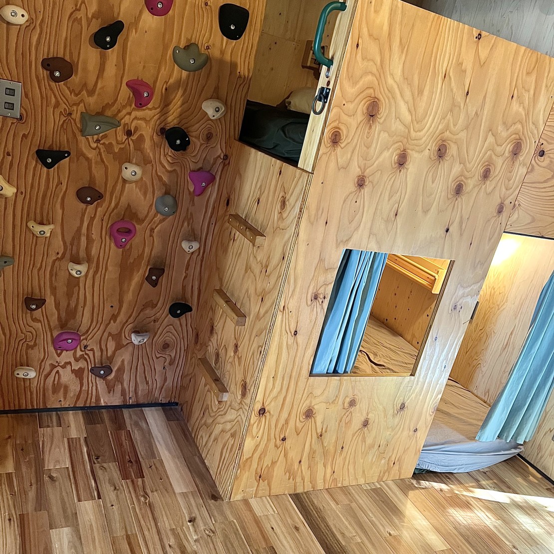 SNUG CAMP HOUSE｜山梨県・大月・都留｜ミニボルタリング付きクイーンサイズの造作ロフトベッド！
こちらも二段なので合わせて6名様程寝ることができます。