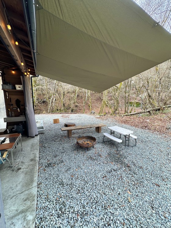 山梨県 大月・都留の貸別荘・コテージ｜SNUG CAMP HOUSE：屋根付きBBQ