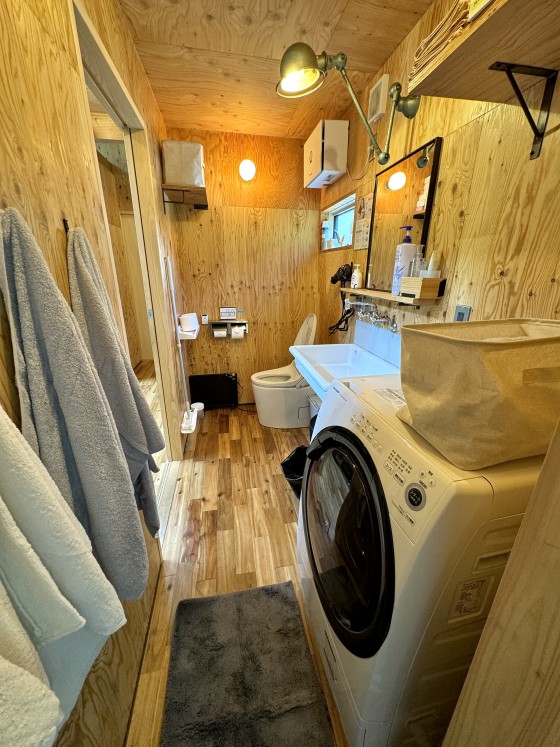 山梨県 大月・都留の貸別荘・コテージ｜SNUG CAMP HOUSE：バス・トイレ