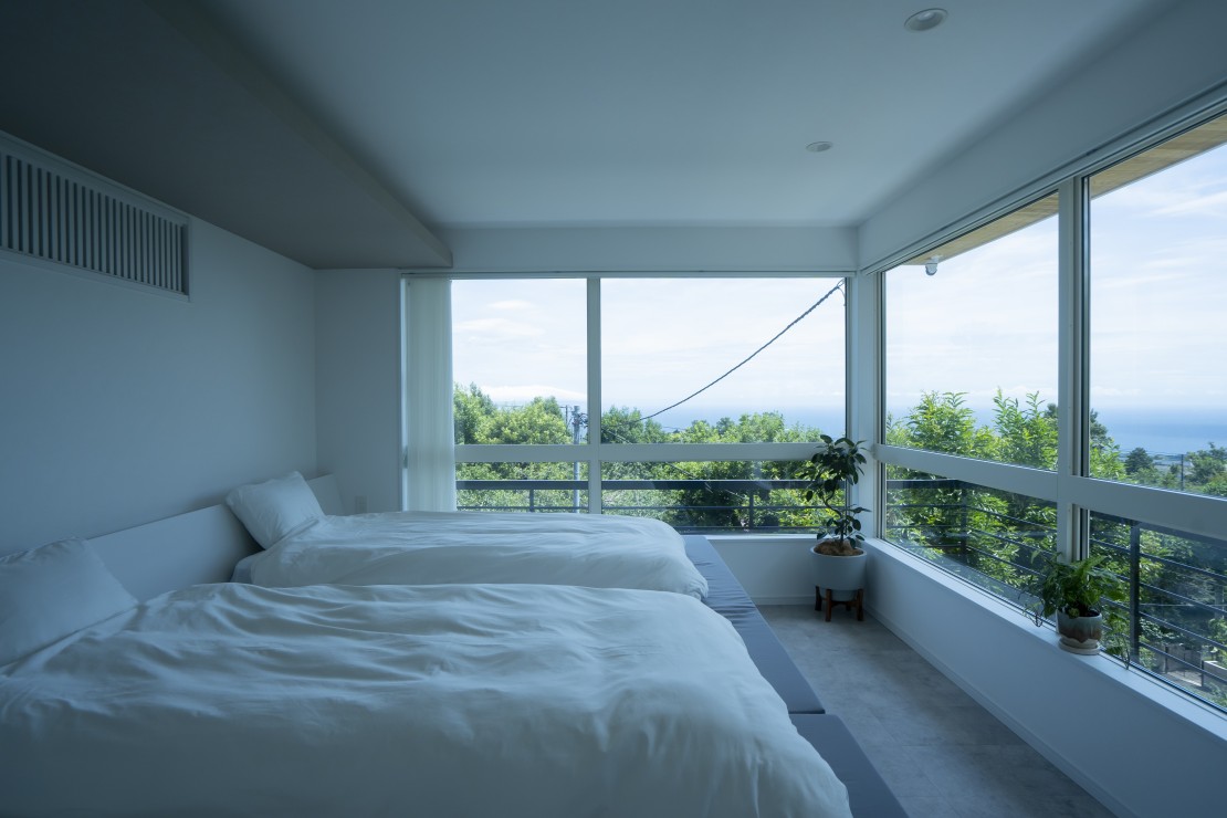 izukougen366八幡野｜静岡県・伊豆高原｜寝室①（洋室）です。
ホテルライク！オーシャンビュー！コアラマットレスで最高の睡眠。