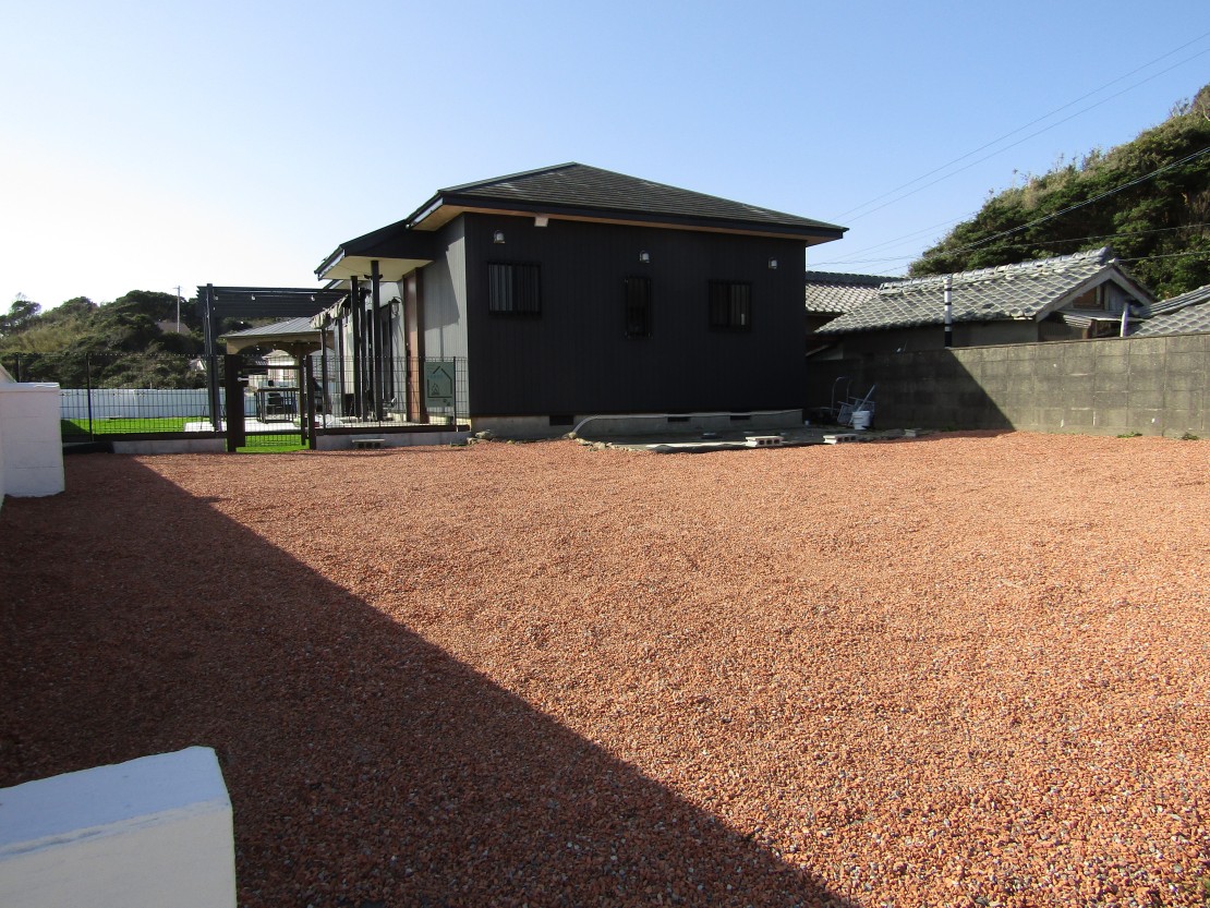 Ocean’ｓ Resort Villa FARBE 路地裏の別荘｜三重県・志摩｜オレンジのチップの上は全て駐車場です。　約５台駐車可能です。