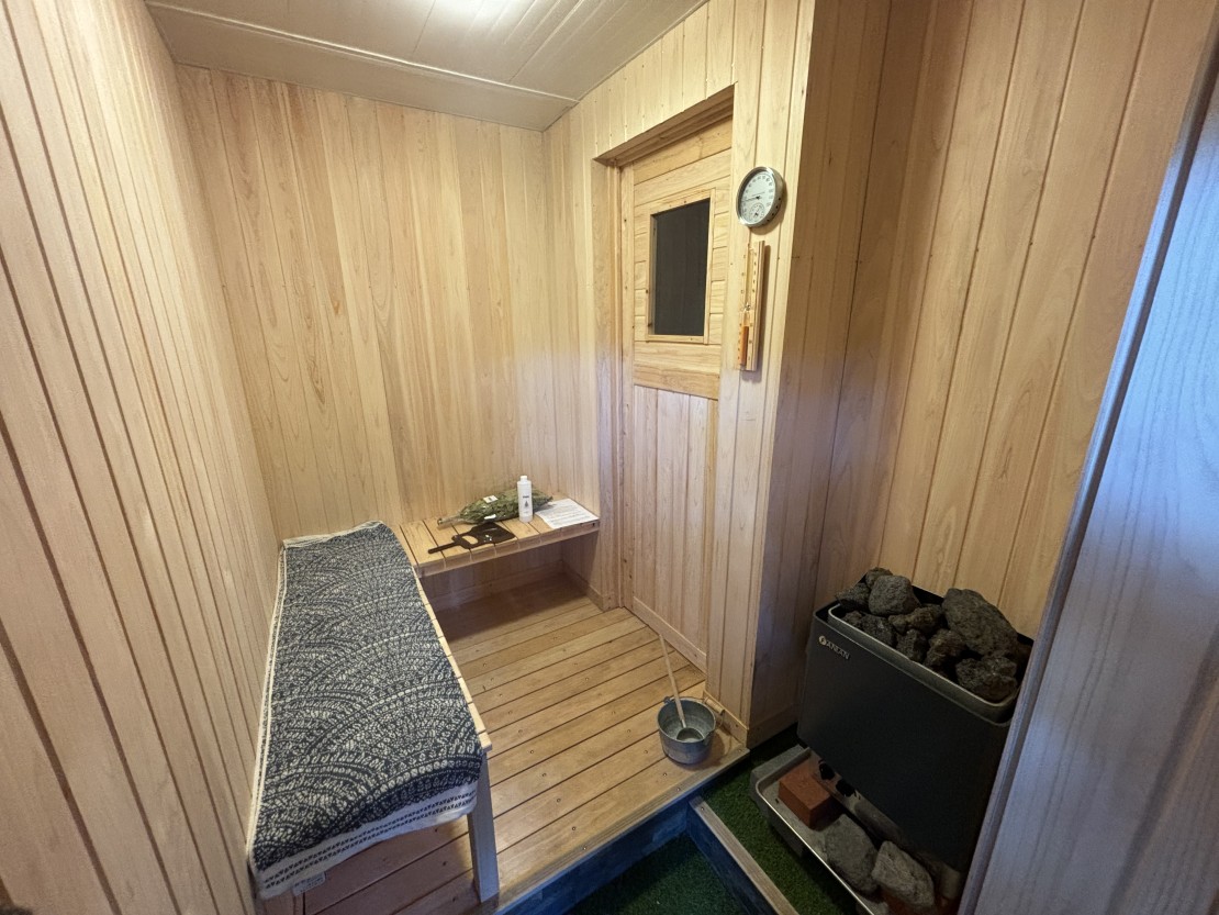昭和体験宿Rin｜茨城県・霞ヶ浦・土浦・鹿島・潮来｜サウナ
３人程度が同時入浴可能な完全プライベートサウナ
・セルフロウリュ可
・70℃程度
・水風呂、ととのい場への動線完備