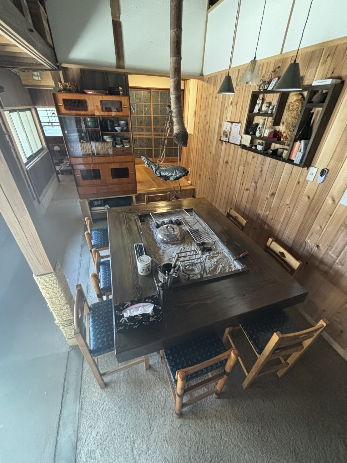 昭和体験宿Rin｜茨城県・霞ヶ浦・土浦・鹿島・潮来｜囲炉裏
・最大8名まで座れる囲炉裏テーブル
・炭、網は備え付けてあります
・食材を持ち込んでお楽しみください