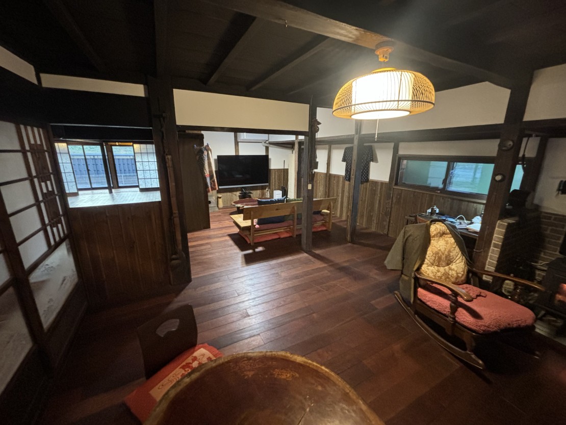 昭和体験宿Rin｜茨城県・霞ヶ浦・土浦・鹿島・潮来｜居間
座卓、ソファ、65インチTV、薪ストーブ、床暖房など
ゆっくりとお過ごしください