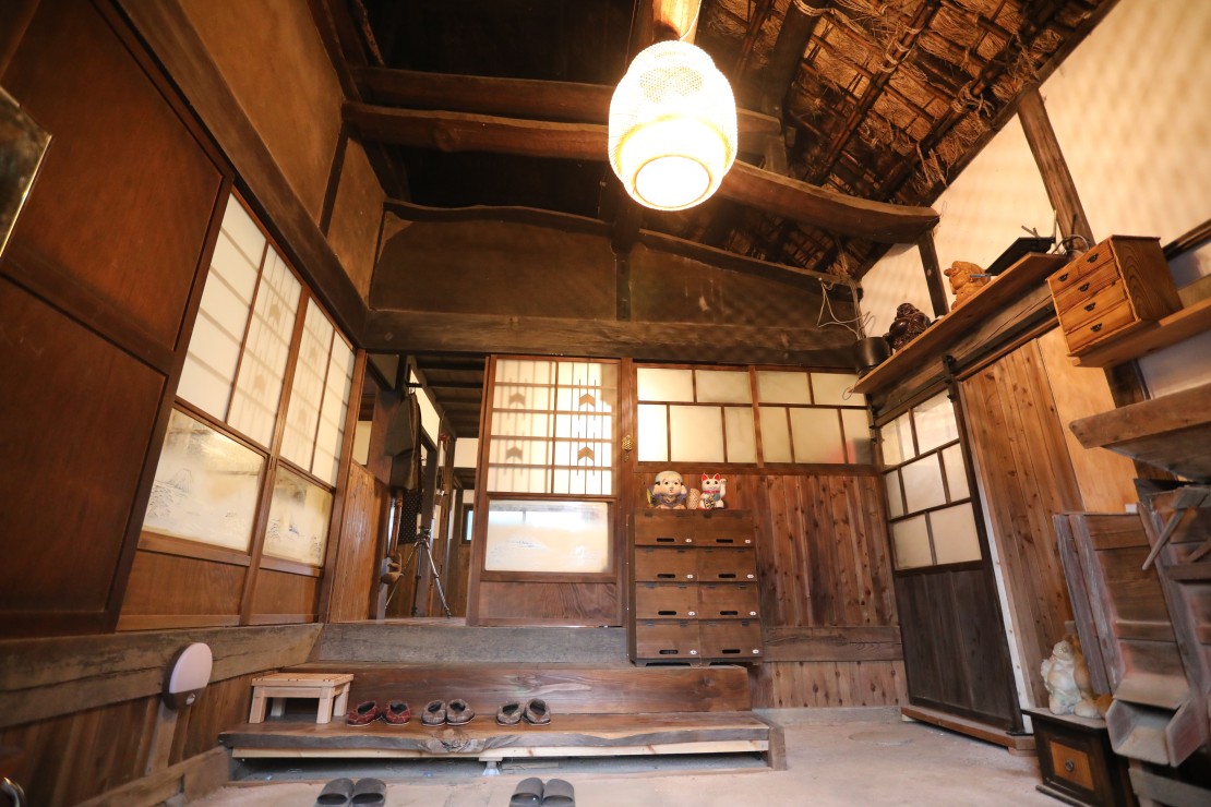 昭和体験宿Rin｜茨城県・霞ヶ浦・土浦・鹿島・潮来｜玄関
入った瞬間、見事な梁と雰囲気に圧倒されます