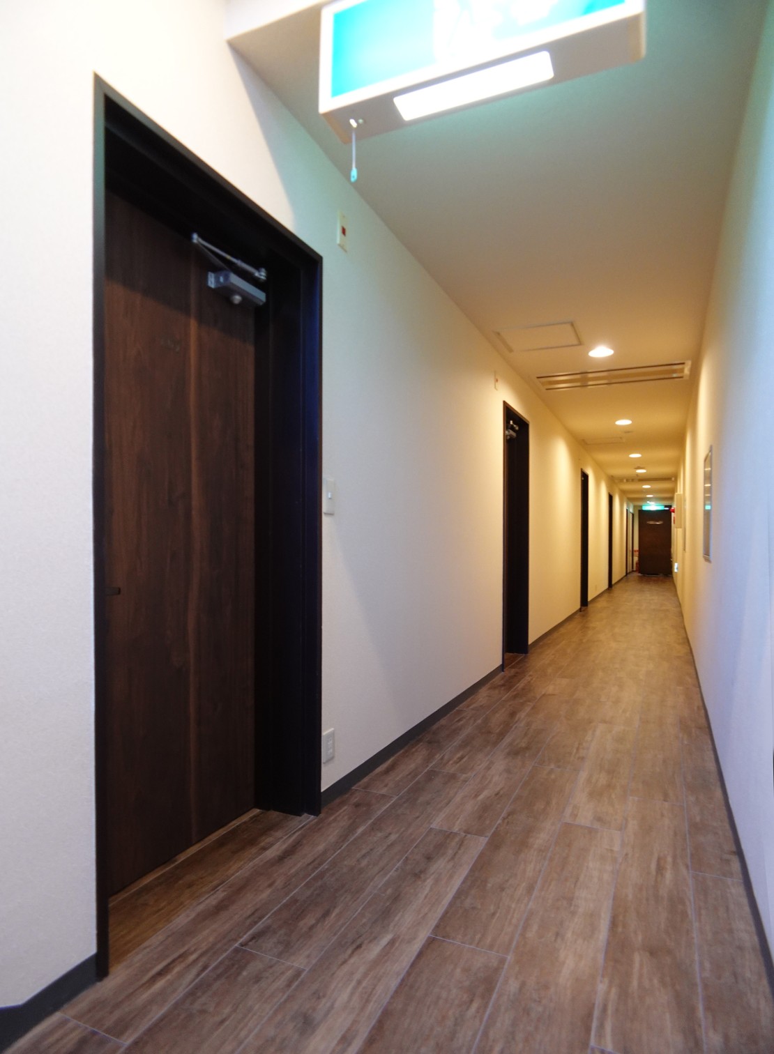 一本のえんぴつ｜静岡県・伊豆高原｜各お部屋に繋がら１Fの廊下です。
長いのでなにかに使えるかもしれません。