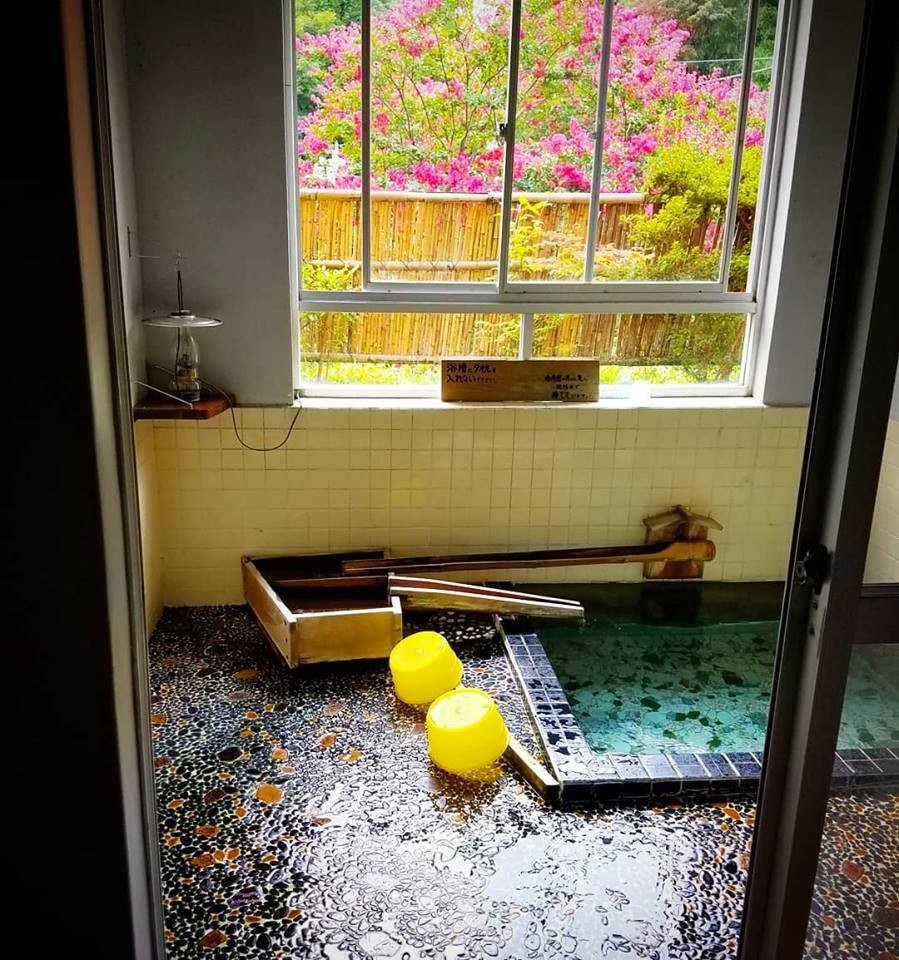 古民家の宿 金木｜群馬県・四万・吾妻・川原湯｜温泉、浴槽は2つ（熱湯と温湯）24時間入れます。