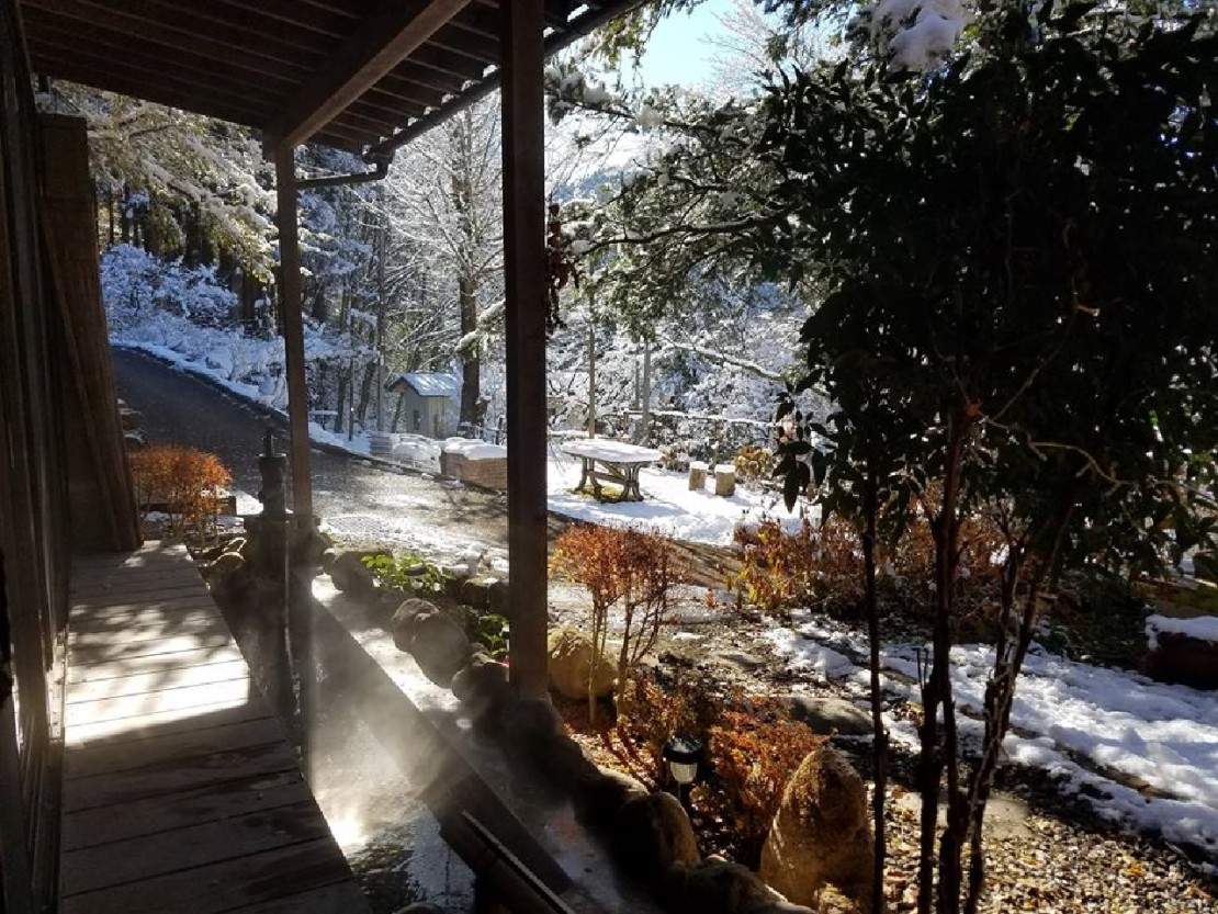 古民家の宿 金木｜群馬県・四万・吾妻・川原湯｜縁側と足湯（冬の庭）