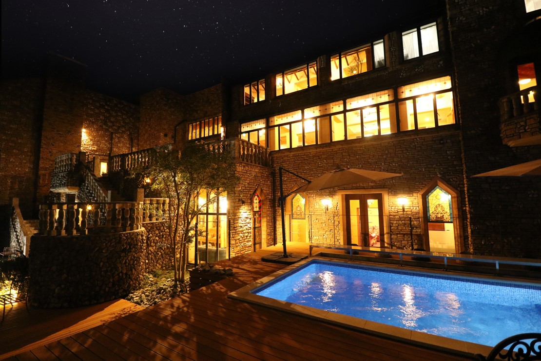 伊豆高原 Villa Michael｜静岡県・伊豆高原｜夜はロマンティックな雰囲気に