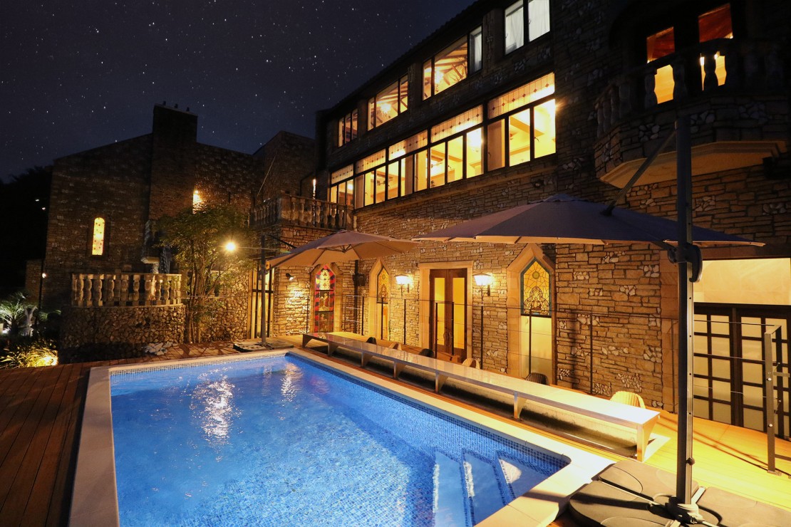 伊豆高原 Villa Michael｜静岡県・伊豆高原｜夜でも楽しめるナイトプール