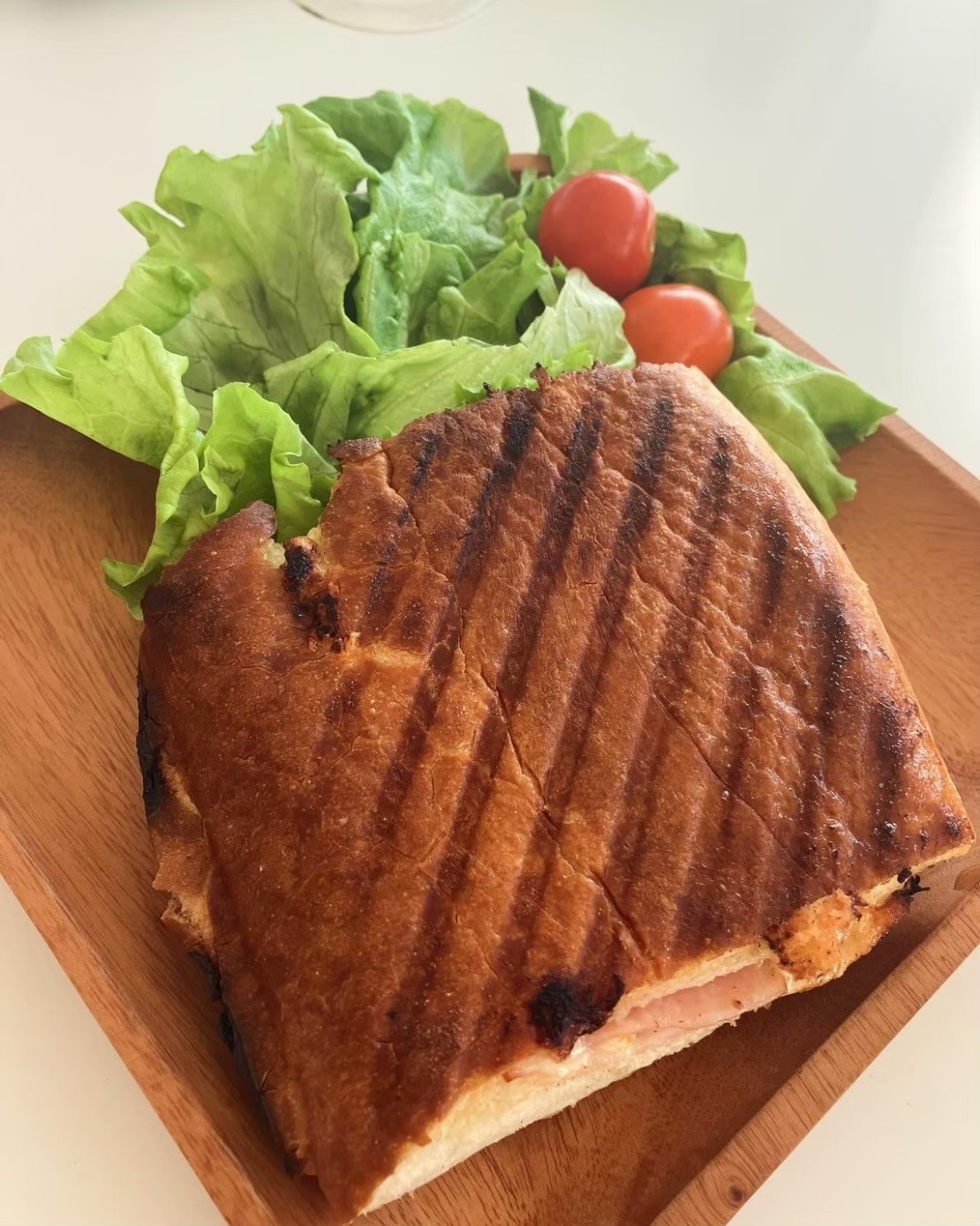 TAVISTAR｜千葉県・館山・南房総｜ご自身で作る朝食！ホテルで楽しむホットサンド
忙しい朝も、ホテルでゆったりと自分好みのホットサンドを味わってみませんか？
ご自身のペースで、好きな具材を挟んで作るホットサンドは、一日の始まりを笑顔にしてくれます。