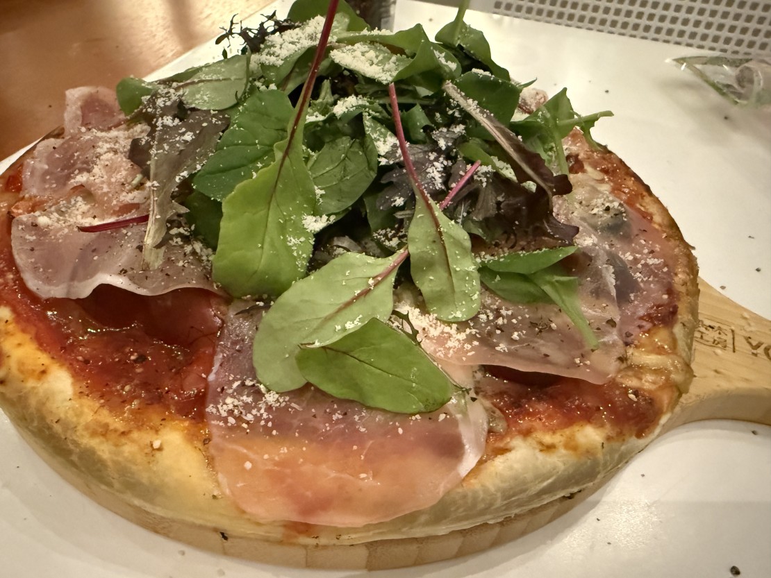 TAVISTAR｜千葉県・館山・南房総｜【ピザ窯につきまして】
本格的な薪窯にて、手作りピザ体験をお楽しみいただけます。

《利用可能時間》
チェックイン当日　17:00〜21:00（最終受付20:30）

《ご利用料金》
材料セット（生地・ソース・チーズ・野菜／1枚分）：2，000円（税込）
※ピザ生地の大きさは、一般的なMサイズ程度（2〜3人前）の大きさです。