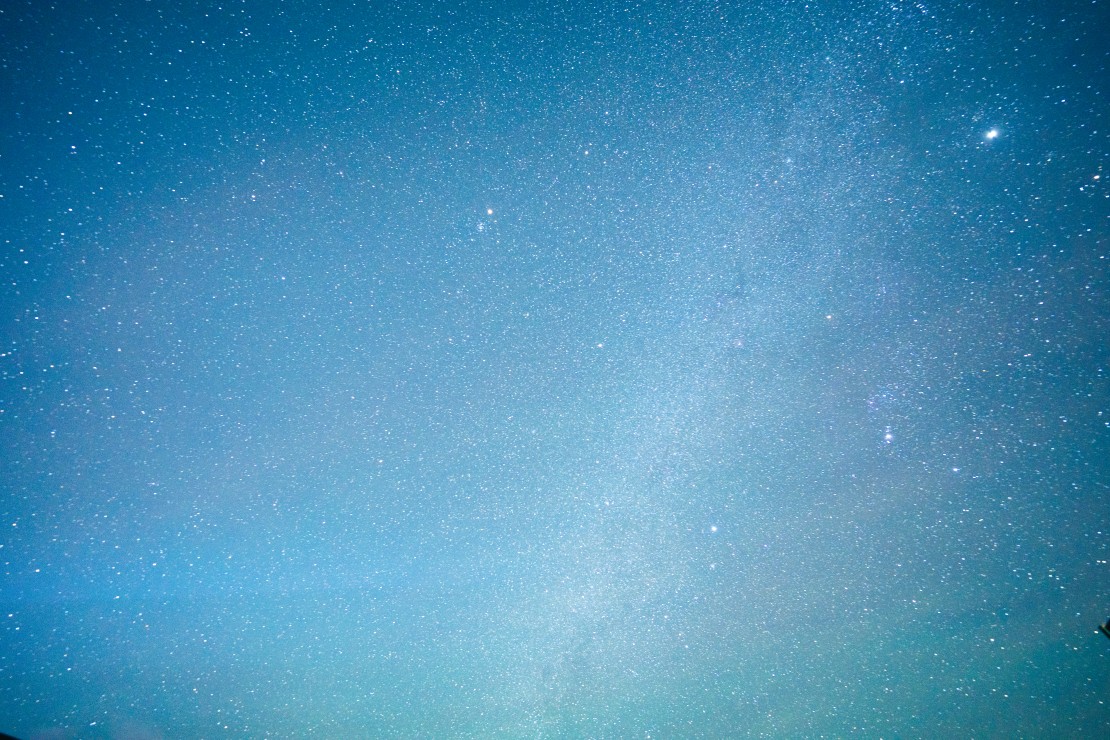 TAVISTAR｜千葉県・館山・南房総｜降り注ぐ星たちに圧倒される、屋上の「スカイテラス」。人工の灯りが少なく、何にも遮られずに美しい星空を眺めることができるTAVISTARでは壮大なパノラマビューを体感できます。満天の星に囲まれる幻想的なひとときをお過ごしください。