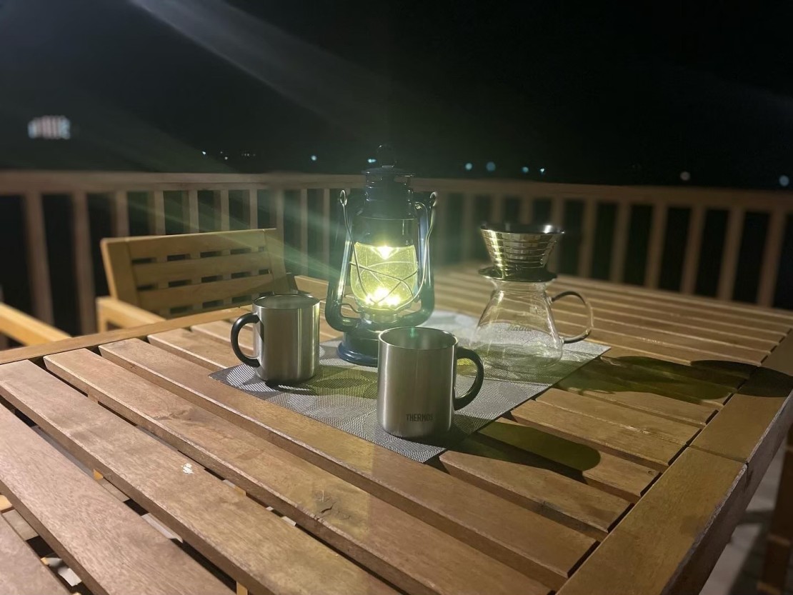TAVISTAR｜千葉県・館山・南房総｜寒い季節の中、白浜のグランピングで暖かな灯りに包まれて、
ウッドデッキでコーヒーを楽しむ贅沢な瞬間。
温かな雰囲気と美味しいコーヒーで心も体も温まります☕️🔥
冬の夜空が煌めく中、穏やかな時間をお過ごし下さい