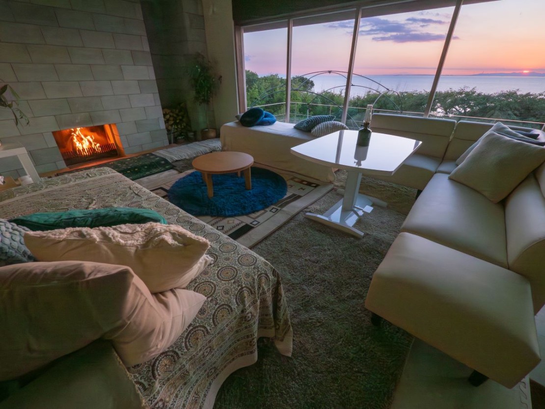 Rivage Blue｜千葉県・木更津・君津・富津｜グランピング　別棟２F暖炉前