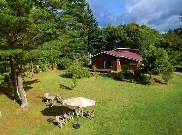 山梨県 八ヶ岳・清里・小淵沢・大泉のコテージ｜アルプスシャレーの写真：1000坪の広々としたプライベートガーデン