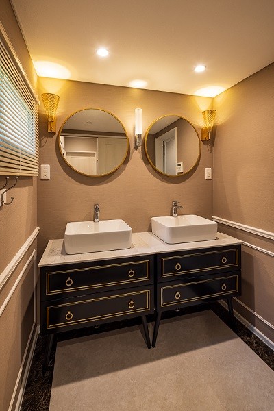 アルプスシャレー｜山梨県・八ヶ岳・清里・小淵沢・大泉｜明るいバスルーム