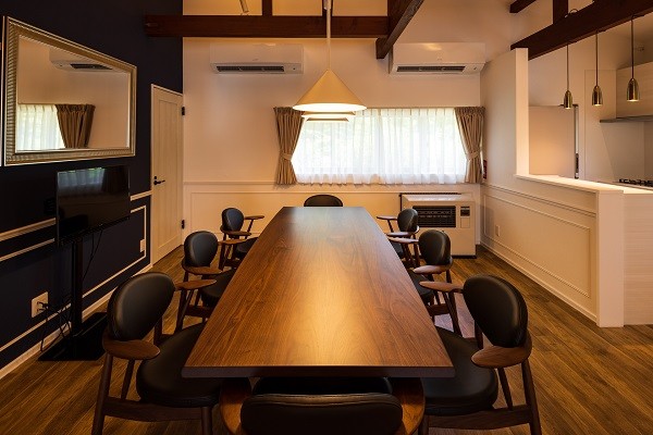 アルプスシャレー｜山梨県・八ヶ岳・清里・小淵沢・大泉｜8名掛け広いダイニングテーブル