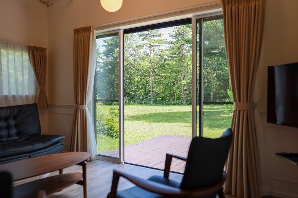 アルプスシャレー｜山梨県・八ヶ岳・清里・小淵沢・大泉｜リビングから庭を眺める