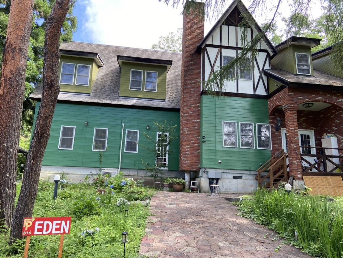 山梨県 八ヶ岳・清里・小淵沢・大泉のコテージ｜コテージEDENの写真：建物正面、緑色