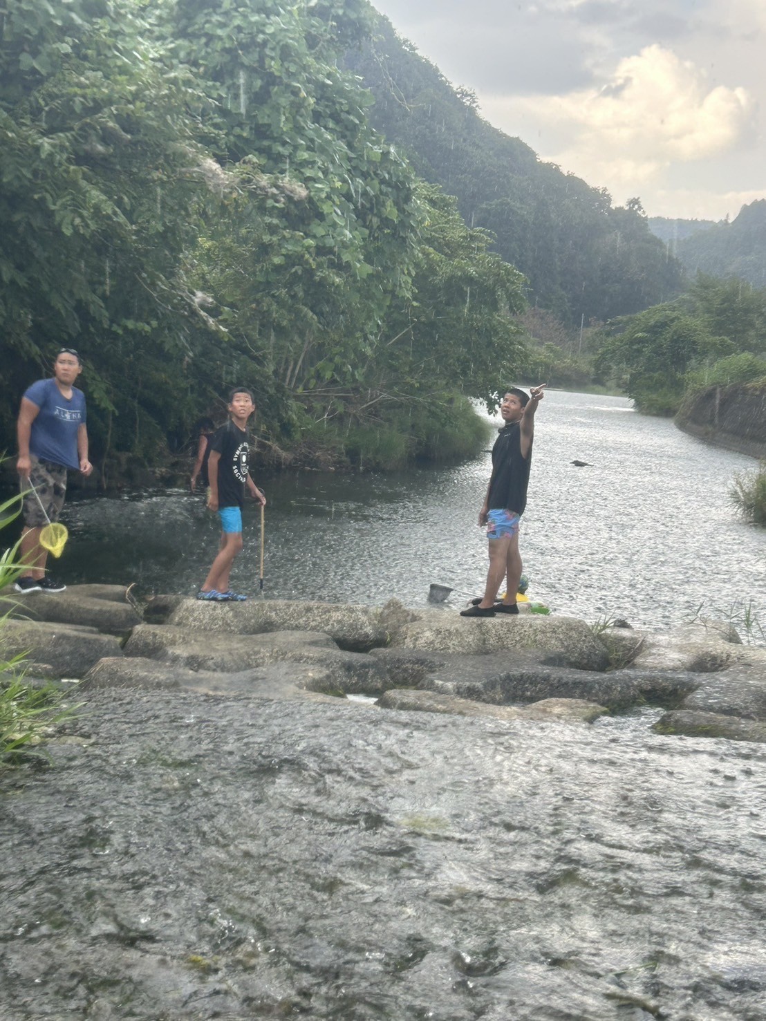 ポパイテンキャンプ場たつの店｜兵庫県・姫路・赤穂・播磨｜道路を挟んだ向かい側には、浅瀬の流れの緩やかな川があります。
小さなお子様向けの川です。
カニやエビ、魚やドジョウなど生息していて、野生のヌートリアもコロニーを作っています。