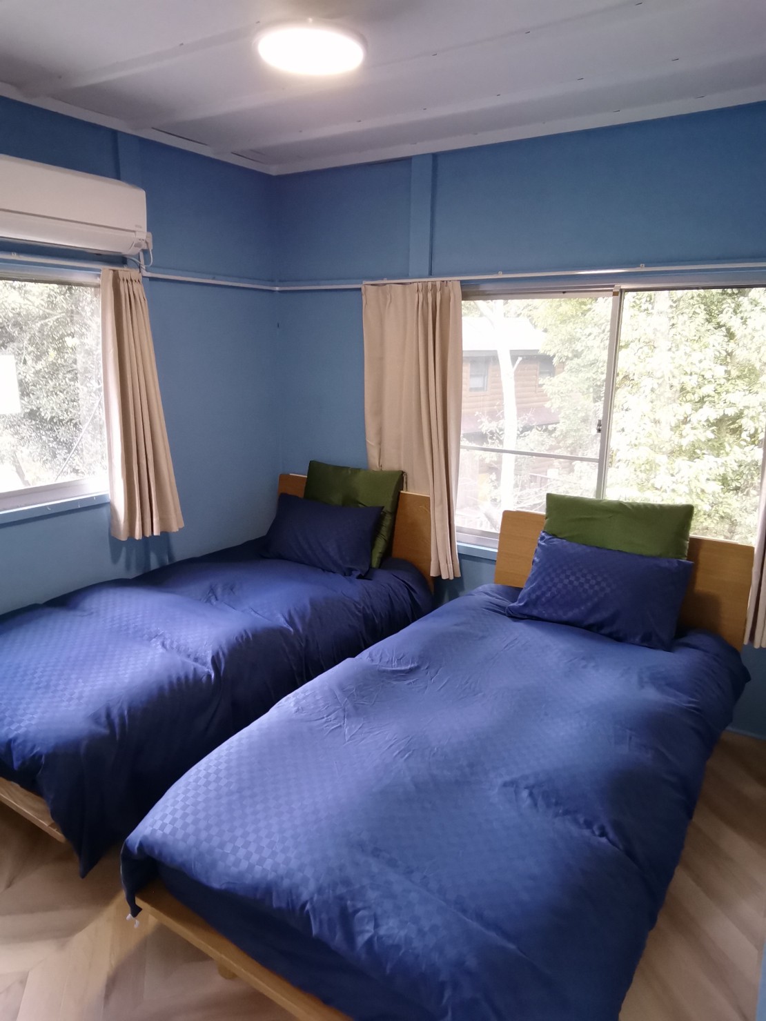 コテージ遊泊・るり渓｜京都府・湯の花・丹波・美山｜2階洋室
シングルベッド2台