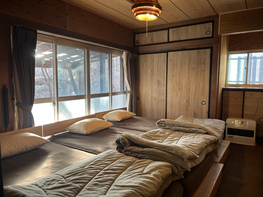 アウトドアアトラクション北軽井沢｜群馬県・北軽井沢・嬬恋・万座｜2つ目の寝室、ベッドが3台あります