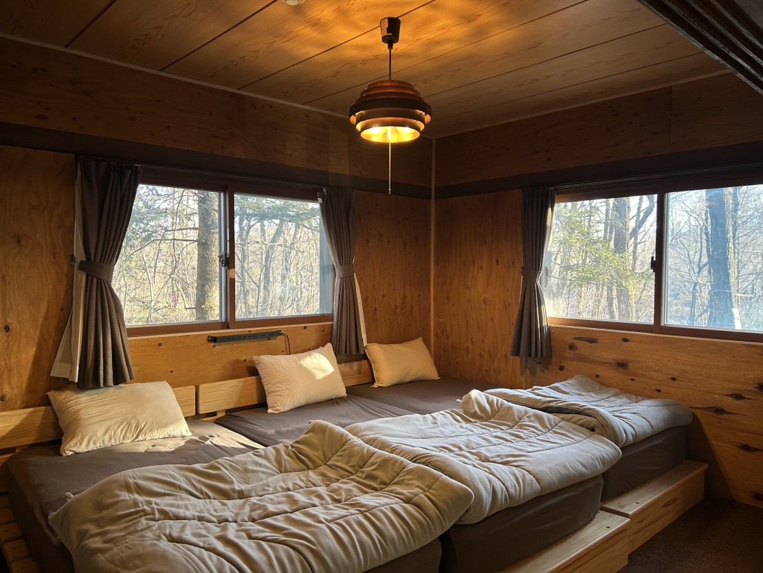 アウトドアアトラクション北軽井沢｜群馬県・北軽井沢・嬬恋・万座｜1つ目の寝室、ベッドが3台あります